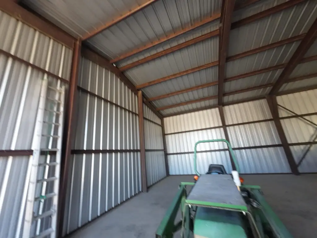 How do clear span designs maximize usable farm space in Northern California